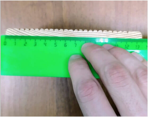 Замер ширины деревянной доски