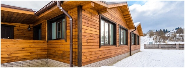 Дом с фасадом из дерева